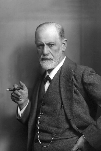 Con Freud dialoga de modo inesperado al haber acuñado el término “psicología” y al concebir la palabra escrita como un medio para afrontar la angustia del alma