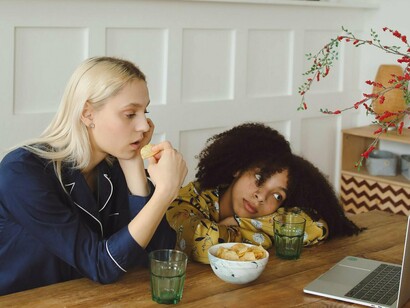 Neste fenómeno, há também um jogo de pertença: quem cria um vídeo com esse áudio ou ideia está a dizer “eu também sou assim”, “isto também acontece na minha vida”. E quem vê sente que não está sozinho. É uma comunidade silenciosa construída à volta de um comportamento comum, com linguagem e códigos partilhados
