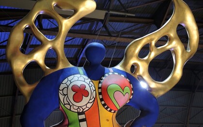 Sculpture de L’Ange protecteur de Niki de Saint Phalle à la gare de Zurich, en Suisse