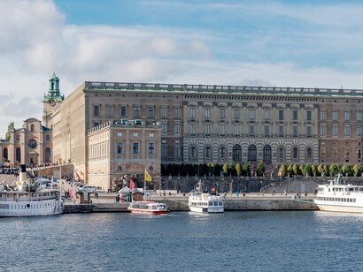 Il Palazzo Reale domina con eleganza sobria, raccontando il passato e il presente della monarchia svedese. Palazzo Reale, Stoccolma, Svezia
