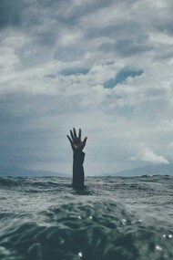 A vida exige de nós muito mais do que damos a ela e mesmo assim ainda é muito generosa com nossos erros, ou apesar deles. Errar é parte da vida, mas é importante se corrigir antes de seguir em frente