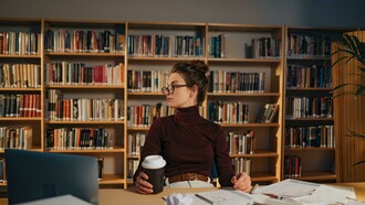 No meu caso, a leitura, comecei como eu achei que era: pegar um livro que me interessasse e simplesmente ler. Com o passar do tempo, senti a necessidade de ter algo a mais daquela leitura como se parecesse que o livro me falasse muito mais do que eu estava lendo e eu não estava conseguindo ter ouvidos o suficientemente abertos para escutá-los. Então fui pesquisar como os leitores faziam