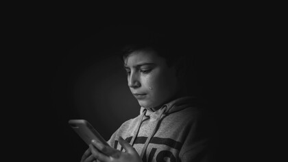 Garoto sofre olhando para seu celular. Não é nenhuma novidade que esse apps são completamente problemáticos por inúmeras razões, como casos de assédio, golpe, misoginia e entre tantos outros, contudo, desde alguns poucos anos atrás e o aumento do discurso de ódio em redes sociais sob o estandarte de “minha opinião”, esses apps deixaram de ser apenas problemáticos e se tornaram praticamente uma encarnação digital de Chernobyl radioativa