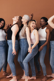 Mujeres con diversas constituciones corporales posan usando jeans