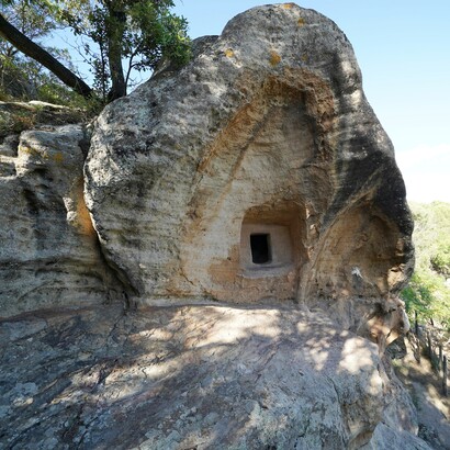 Tra rocce modellate dal vento e sentieri che sembrano riconoscersi più che essere seguiti, la natura impone il suo tempo lento e arcaico