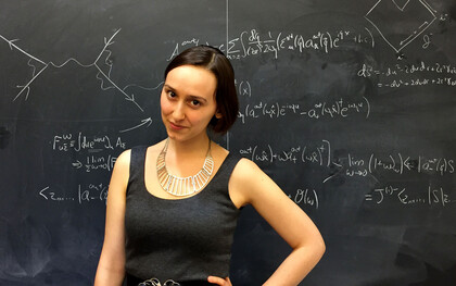 La trayectoria de Sabrina Gonzalez Pasterski encarna el talento de la inmigración latinoamericana en Estados Unidos y demuestra cómo la excelencia científica puede nacer de la perseverancia, la educación pública y una vocación temprana por comprender el universo