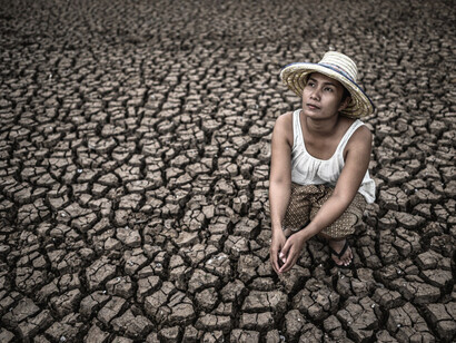 Eliane Brum, preocupada por la acción erosiva del cambio climático, relaciona el colapso hacia el cual nos dirigimos con la creciente agresividad de la que es objeto la mujer en todo el mundo. Mujer desesperada por la sequía