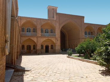 Madrasa Haj Soltan. En ciertos contextos de radicalización, las escuelas de formación religiosa pueden convertirse en espacios donde la identidad colectiva y la interpretación dogmática de la fe refuerzan una visión excluyente del mundo