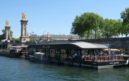 Vue d'un restaurant sur les berges de la Seine, à Paris, en France, près du pont Alexandre III