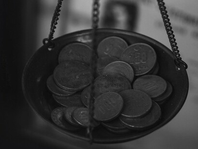 E fretados, nos seus próprios embarques marítimos, também segurados por suas multinacionais financeiras que, quanto mais volumes, mais serviço assessório de porto, alfândega e fretes, será agregado. Menos margem de lucro por tonelada de matéria-prima! Consequentemente pois, o preço da bolsas de mercadorias internacionais, estabelecem uma pauta de preço médio e máximo, criando um tabelamento técnico nos mercados. Quanto mais área para a produção em escala, mais recursos naturais necessários para tal escalonamento. Sejam a água, o sol e as terras. A fertilidade, manipula-se...
