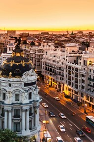 Vista aérea de la Gran Vía al atardecer
