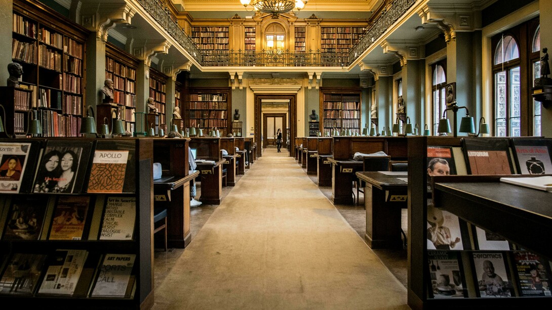 O edifício que abriga o Real Gabinete foi projetado pelo arquiteto português Rafael da Silva e Castro e construído entre 1880 e 1887, em estilo neomanuelino inspirado no Mosteiro dos Jerônimos, em Lisboa. A fachada impressiona com estátuas de figuras históricas, como: Luís de Camões, Pedro Álvares Cabral, Vasco da Gama e o Infante Dom Henrique. Por outro lado, o interior exibe estantes de madeira entalhada, vitrais coloridos e o magnífico Salão de Leitura, com candelabro de cristal e claraboia em estrutura de ferro, considerada a primeira desse tipo no Brasil