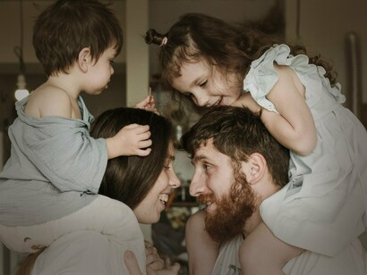 Pais e casal de filhos. Antes da proibição do castigo físico, a disciplina era frequentemente aplicada de forma autoritária, sem espaço para explicações ou escuta. Os pais assumiam uma posição de controle absoluto, onde as crianças não tinham voz ou direito de opinião





