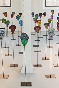 Un'installazione di Bruno Pellegrino. La mostra Personae: 63 sculture in ferro dipinto e sei maschere per uno sguardo riflessivo sull’umano moderno. Al Museo ADI a Milano, al MAXXI di Roma e al Palazzo del Pegaso a Firenze