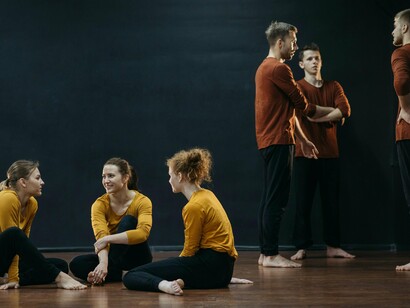 Grupo de teatro. Pirandello já dizia que nada é o que parece ser, em seu livro “Assim É (Se Lhe Parece)”. A trama gira em torno de um marido, sua esposa e sogra, que tentam descobrir a verdade sobre a relação entre eles, mas cada um conta uma história diferente e contraditória. A peça brinca com o conceito de verdade e desafia as pessoas ao questionamento de suas próprias percepções, vendo que o que se considera verdadeiro pode ser apenas uma questão de perspectivas