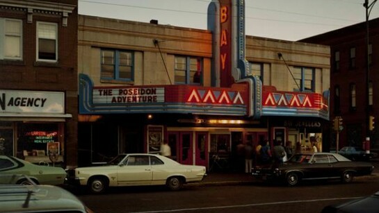 Stephen Shore, Bay Theater, Second Street, Ashland, Wisconsin, July 9, 1973 c-print © Stephen Shore, Collezione Fondazione Cassa di Risparmio di Modena