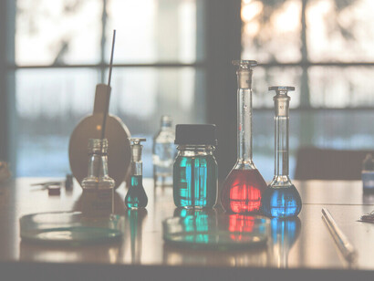 Sous la lumière du laboratoire, le vivant s’interroge lui-même. Ces flacons, alignés comme des pensées en suspens, évoquent la quête de Monod : comprendre comment la nécessité engendre la forme, sans jamais abolir l’imprévu