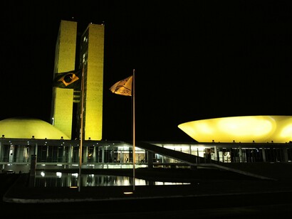 No Congresso, pautas econômicas funcionam como moeda de troca. Emendas, apoios circunstanciais e acordos pontuais determinam votações que deveriam responder a critérios técnicos. A fragmentação partidária e a disputa constante por espaço afetam a capacidade de aprovar reformas relevantes