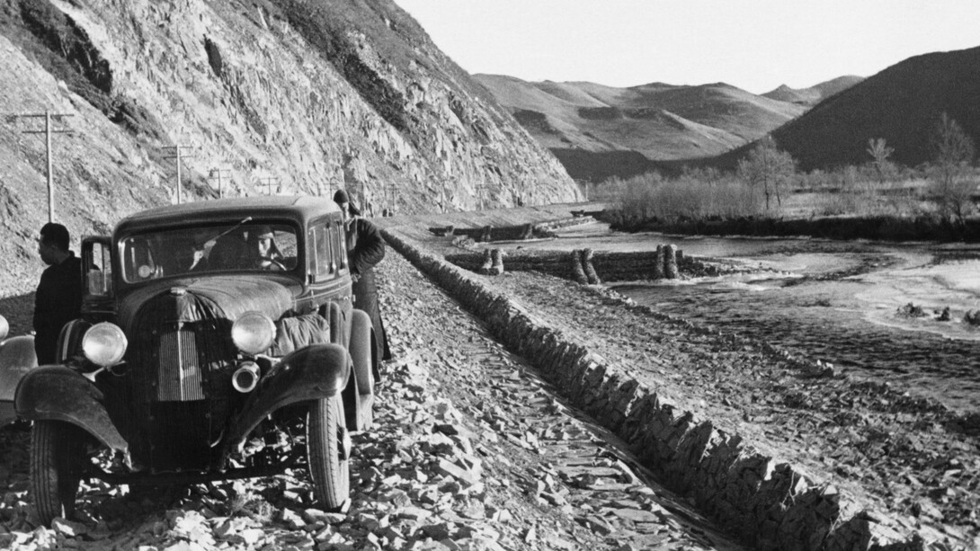 Ella Maillart, La route japonaise en construction, 1934, Mandchoukouo © Succession Ella Maillart et Photo Elysée, Lausanne