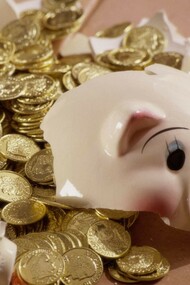 Hucha rota para rescatar los ahorros guardados en ella