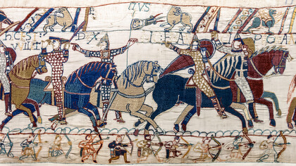 Arazzo di Bayeux, Scene 55 e 56 - Il duca Guglielmo solleva l'elmo per farsi riconoscere sul campo di battaglia di Hastings. Eustace II, conte di Boulogne, lo indica con il dito, anni '70 del XI sec