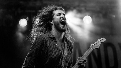 Show de rock n roll. A influência dos Beatles transcendeu fronteiras, ressoando com jovens de diferentes culturas e nacionalidades. Eles ajudaram a globalizar o rock n' roll e a criar uma identidade jovem universal marcada por um desejo de mudança e inovação