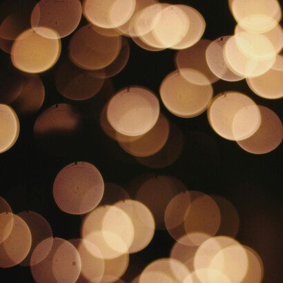 La infancia habita un tiempo secreto donde las luces parpadean para señalar milagros pequeños que los adultos ya no ven