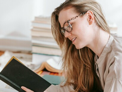 Adentrei em um universo sem fim. Universo esse que envolve muitos post-its, canetas marca-texto e marcadores de páginas. Eu, que sempre gostei de papelaria, não achei ruim. Além disso, após realizar uma leitura, comecei a pesquisar vídeos sobre pessoas que tinham lido o mesmo livro para saber se tinham entendido a mesma coisa que eu tinha entendido. Que delícia poder encontrar pessoas que estão falando algo que você sentiu e percebeu! E a vontade de dizer: “Eu também notei isso e achei que o autor quis dizer isso!” ou “Você não percebeu aquilo?”




