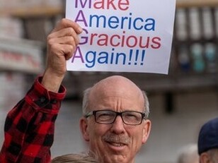 I manifestanti di "No Kings" espongono cartelli lungo W Main Street a Crosby, Minnesota, sabato 18 ottobre 2025. Foto di Lorie Shaull