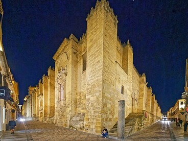 Dans les rues éclairées de Cordoue, les pierres murmurent les secrets de chacun