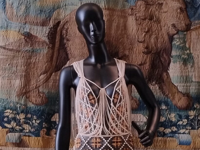 Les silhouettes haute couture du Louvre à Paris dialoguent avec les portraits d’antan, une rencontre somptueuse entre l’élégance d’hier et celle d’aujourd’hui