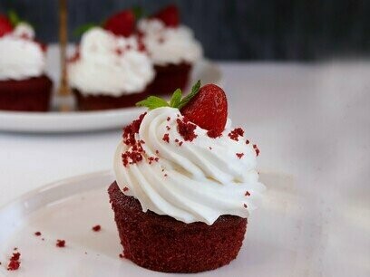 Cupcake de morango. Cada doce carrega uma lembrança viva, como se o açúcar conversasse com o tempo; doces entregues como presente, feito para um momento único, compartilhado com pessoas que entre uma mordida e outra, sentem aquela textura, aquele sabor, aquela saudade que chega na memória