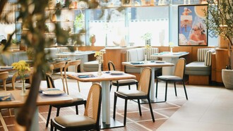 Cocinar no es solo un acto culinario, sino una práctica inmersa en un entramado de factores políticos, económicos, sociales, tecnológicos, ecológicos y legales que moldean cada plato que llega a la mesa