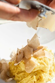 Il tartufo bianco d'Alba e il tartufo nero di Norcia sono considerati tra i più pregiati al mondo, continuando a rappresentare un simbolo di lusso nella gastronomia internazionale