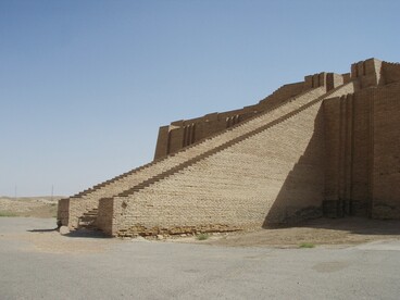 Oggi, i resti restaurati della ziggurat di Ur testimoniano l’avanzato livello tecnico e organizzativo delle civiltà sumere del III millennio a.C. Iraq