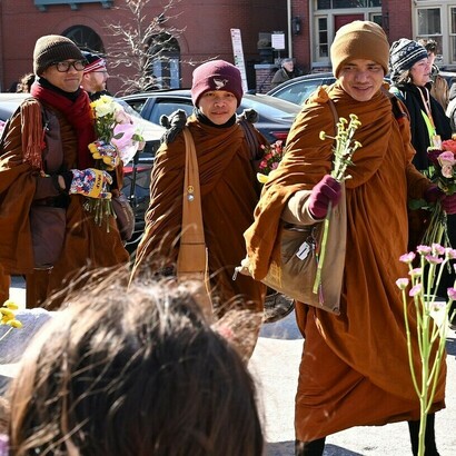 La Marche de la Paix des moines bouddhistes est un chemin silencieux et collectif qui traverse des lieux marqués par des conflits afin de témoigner d'un engagement concret en faveur de la non-violence et de la réconciliation. Photo de G. Edward Johnson