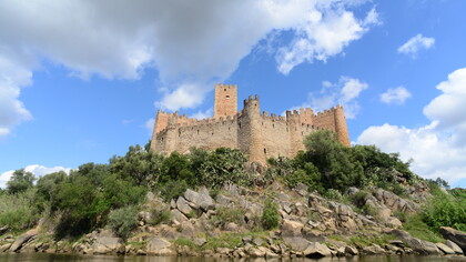 E visitemos uma cidade-estrela (como Almeida) ou uma constelada (como Lisboa, com Bairro, Largo, Jardim e Basílica assim designados, anunciando Belém/Restelo), fazendo dela a nossa nova Belém e mergulhando nesse imaginário de outroragora em que Natal “é quando um homem quiser” (Ary dos Santos)