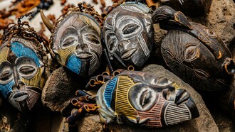 Máscaras típicas à venda na Ilha do Sal, em Cabo Verde. Em 1975 Cabral já não se encontrava fisicamente entre nós, mas o seu extraordinário legado ético, político e cultural orientou os Combatentes da Liberdade da Pátria, sejam os que estavam nas matas da Guiné, sejam todos os outros, intelectuais de esquerda que lutavam na clandestinidade pela libertação do país como militantes do PAIGC (Partido Africano para a Independência da Guiné e Cabo Verde), seja todos os homens e mulheres de boa vontade que aderiram ao projeto da independência