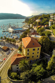 Na entrada da baía, uma das mais bonitas do mundo, ao pé dos penhascos íngremes da montanha Orjen, encontra-se a cidade de Herceg Novi