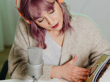 Hoje quero refletir — e talvez até desabafar — sobre o quão desafiador tem sido permanecer escritor em um mundo que quase não lê. Um mundo onde o conteúdo precisa ser rápido, quentinho, mastigado, entregue sob demanda… e, de preferência, com trilha sonora




