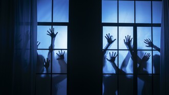 Os aplicativos de relacionamento transformaram o flerte em passatempo, ou pior, em vício. O deslizar virou um ritual automático, quase hipnótico, como um zumbi fazendo o mesmo movimento repetitivo de novo e de novo e de novo. Não se busca mais alguém de verdade, mas sim a próxima notificação ou a transa da vez. Aquela pequena explosão de dopamina que vem na cabeça da pessoa que achou a próxima transa, a próxima conquista. A conexão deixou de ser um objetivo e virou uma distração. Conversas? Quanto menos melhor, o objetivo é marcar um encontro para transar. Quando alguém finalmente puxa papo, lá vem a ladainha: “Oi, tudo bem?”, “Gosto de séries”, “Signo?”. Um déjà-vu eterno de conversas mornas e previsíveis, que começam sem entusiasmo e terminam com sumiço, principalmente quando o assunto sempre pende para o lado sexual (e a quantidade de mulheres que reclama disso é enorme) ou quando o “garanhão” vê que não vai ter um sexo fácil com aquela pessoa