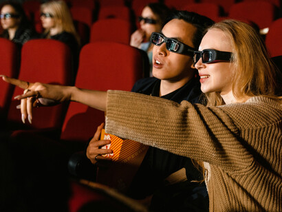 En esta nueva lógica, mirar se confunde con opinar y consumir con pertenecer, redefiniendo el sentido mismo de la experiencia audiovisual