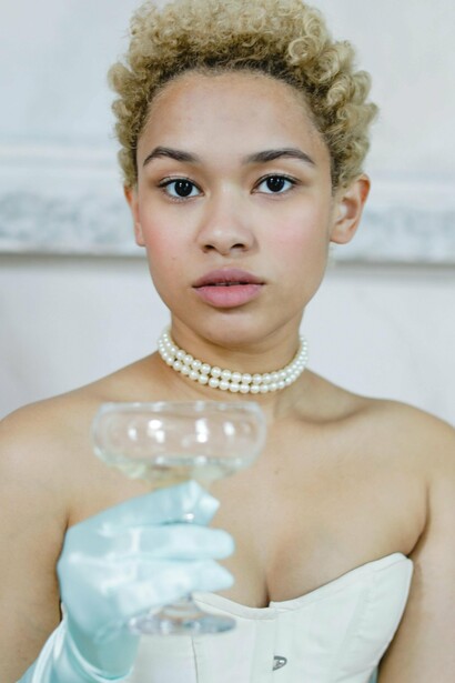 Os *corsets* são um elemento que voltou aos poucos nos últimos anos e acabou ficando pelos armários por aí, esses são um dos exemplos que mostra que marcar a silhueta e trazer mais o corpo em evidência está cada vez mais forte com a volta do desejo pelo corpo mais magro