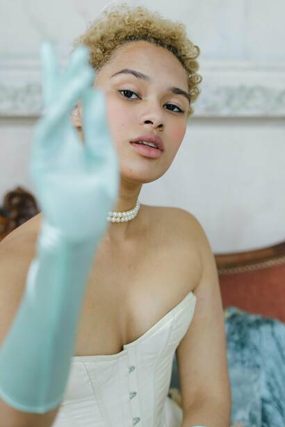 Além disso, peças mais curtas deixando o corpo mais aparente, como mini saias e a cintura mais baixa são algumas das apostas mais quentes para o verão desse ano. Peças como blazers acinturadas e casacos mais marcados são opções para ficar de olho e apostar nas temperaturas mais baixas