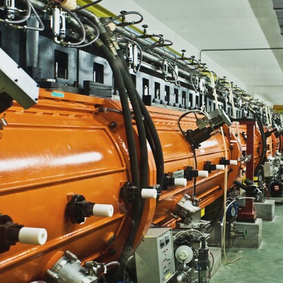 Attraverso gli acceleratori di particelle, la fisica esplora condizioni simili a quelle dell’universo primordiale, aprendo nuove finestre sulla natura fondamentale della realtà