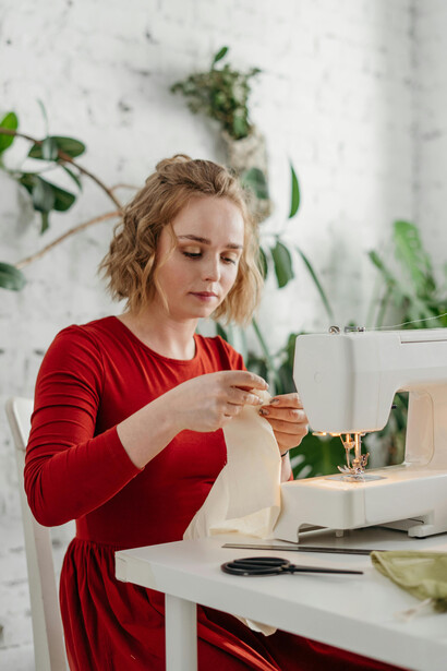 Alargar la vida útil de la ropa —reparar, reutilizar, intercambiar— reduce de forma significativa la huella ambiental sin renunciar al estilo