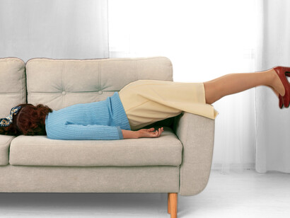 Donna sdraiata sul divano in modo scomposto: "Queste giornate esistono, è normale, ma diventano un campanello d’allarme quando si susseguono una all’altra, tutte uguali. Cosa succede?"