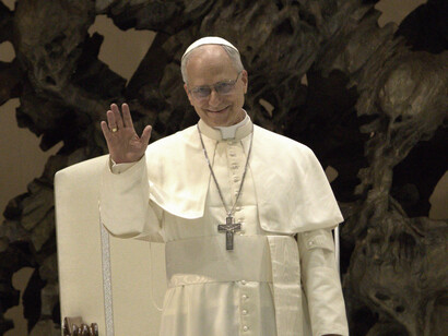 Papa Leão XIV durante uma audiência com a mídia, 2025.É cedo para saber, mas os sinais são promissores. Leão XIV parece assumir a missão de continuar o legado de Francisco. Já demonstrou usar outra linguagem, talvez com maior firmeza doutrinária, mas sem recuar na essência: a defesa dos pobres, dos discriminados, do diálogo, da paz