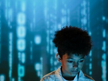 A tecnologia, especialmente com o avanço das redes sociais e da IA, é um grande motor de desconexão com a realidade tangível. Muitos jovens vivem no presente, focados em conteúdos efêmeros e interações digitais. Isso pode impedir que eles desenvolvam uma visão de futuro ou busquem um propósito mais profundo na vida. Além disso, a busca por validação nas plataformas digitais pode suplantar o desejo de conquistar algo no mundo real, criando uma geração mais voltada para o imediatismo e menos conectada com objetivos de longo prazo



