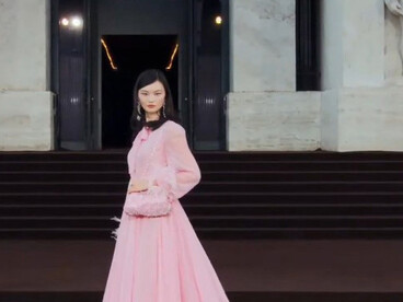 GUCCI Spring/Summer 2026: Demna Gvasalia’s Bold New Direction. On September 23, 2025, his Gucci Spring/Summer 2026 presentation reshaped the narrative of Milan Fashion Week, delivering not just a show but a decisive stylistic shift